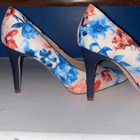Antonio Melanie floral heels. Like new size 10 worn 1 time! - Picture 2 of 5